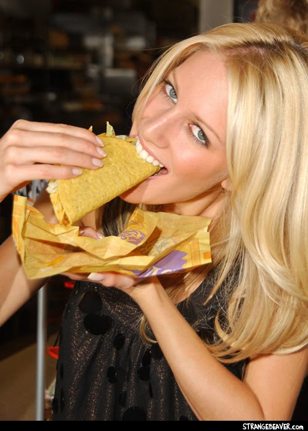 girls eating tacos