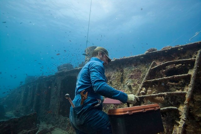 Underwater shipbuilder photography